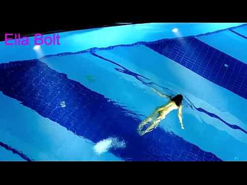 ❤️ 나는 보는 것을 멈출 수 없다, 젊은 금발이 ELLA BOLT 리조트 수영장에서 누드로 수영하다 적발 ☑ 포르노 ko.dewporn.ru에서 ❌❤